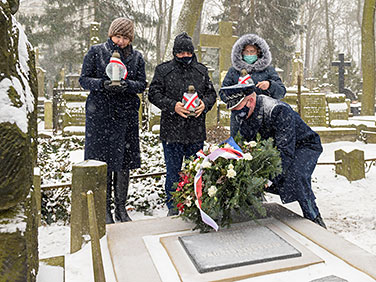 NIK management lighting candles on the grave of the first President of the Supreme Chamber of Control of the Republic of Poland Józef Higersberger