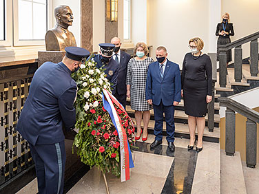 NIK management laying wreaths at the bust of the first President of the Supreme Chamber of Control of the Republic of Poland Józef Higersberger