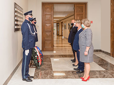 NIK management laying wreaths at the Memorial Wall 1939-1945 