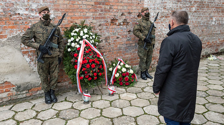 Prezes NIK składa hołd pod murem w więzieniu przy ulicy Rakowieckiej w Warszawie