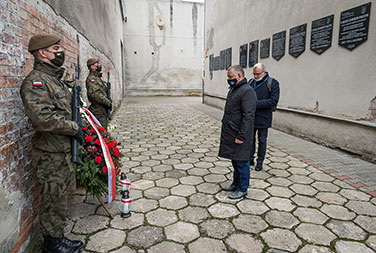 Prezes NIK Marian Banaś w przed murem w więzieniu przy ulicy Rakowieckiej w Warszawie