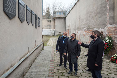 Prezes NIK Marian Banaś ogląda pamiątkowe tablice w więzieniu przy ulicy Rakowieckiej w Warszawie