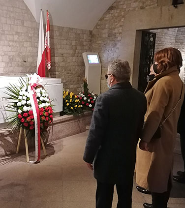 Delegacja NIK przed sarkofagiem Lecha i Marii Kaczyńskich