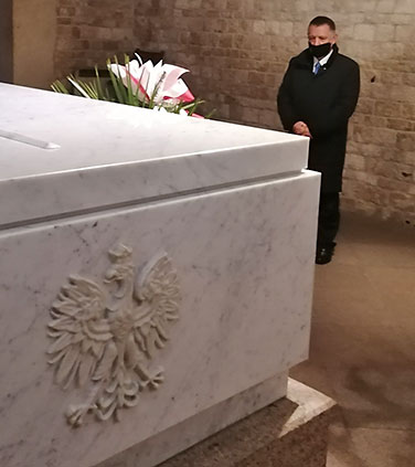 Prezes NIK Marian Banaś przed sarkofagiem Lecha i Marii Kaczyńskich