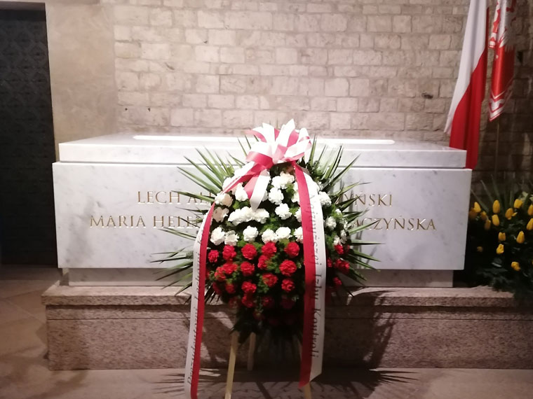 Wieniec złożony przez Prezesa NIK Mariana Banasia przed sarkofagiem Lecha i Marii Kaczyńskich