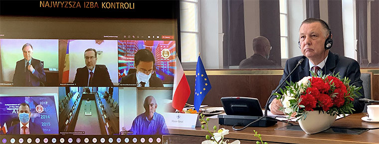 Prezes NIK Marian Banaś w trakcie spotkania EUROSAI, obok inni uczestnicy na ekranie połączenia konferencyjnego