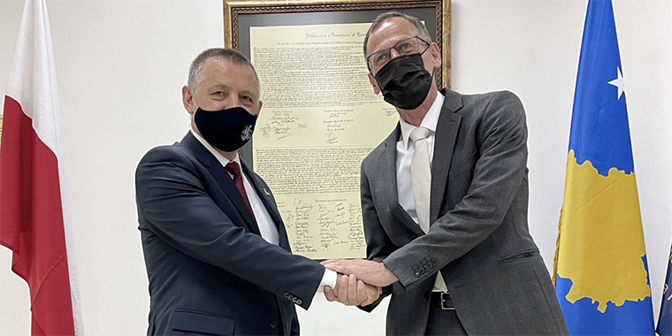 NIK President Marian Banaś and Auditor General of the Republic of Kosovo Besnik Osmani shaking hands