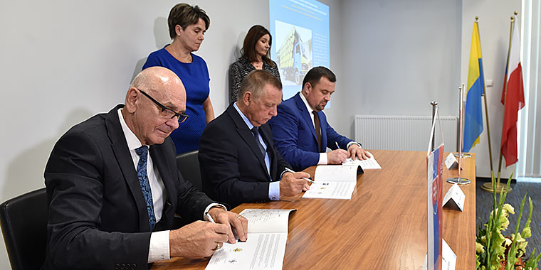 Prezes słowackiego Najwyższego Urzędu Kontrolnego (NKU) Karol Mitrík, Prezes Najwyższej Izby Kontroli Marian Banaś i Przewodniczący Izby Obrachunkowej Ukrainy Valeriy Patskan podpisują wspólny raport