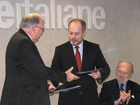 Szefowie EUROSAI i ECIIA - Jacek Jezierski i Phil Tarling przekazują sobie podpisaną umowę.