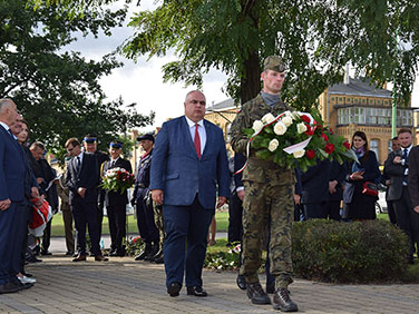 Delegacja NIK składa wieniec na&nbsp;Bulrzarze Wiślanym w Tczewie