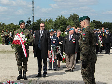 Delegacja NIK składa wieniec na&nbsp;Cmentarzu Żołnierzy Polskich we&nbsp;Wrocławiu