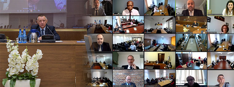 NIK President Marian Banaś at the meeting summing up the peer review of the Romanian SAI and computer screens of online participants of the meeting