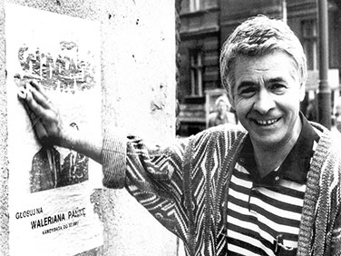Walerian Pańko wieszający plakaty Wyborcze