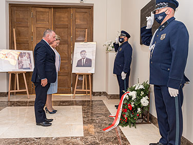 Kierownictwo NIK składa hołd przy tablicy pamiątkowej Waleriana Pańki