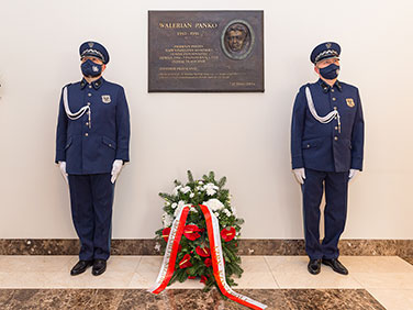 Warta honorowa przy tablicy pamiątkowej Waleriana Pańki