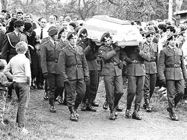 Żołnierze niosą trumnę Waleriana Pańki