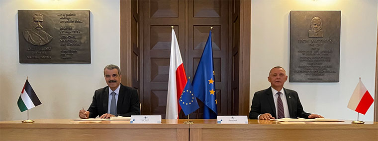 Przedstawiciel NOK Palestyny i Prezes NIK podpisują porozumienie