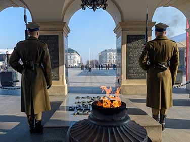 Znicz płonący na Grobie Nieznanego Żołnierza