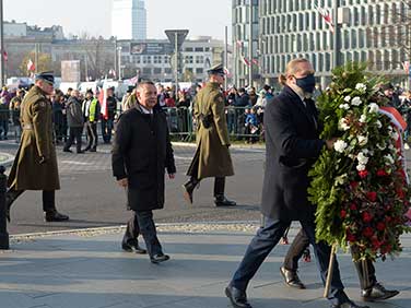 Prezes NIK Marian Banaś składa wieniec przed pomnikiem Marszałka Józefa Piłsudskiego