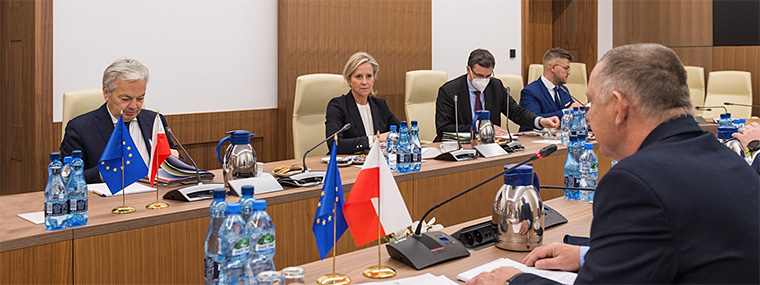 Prezes NIK Marian Banaś w trakcie wypowiedzi na spotkaniu z Komisarzem UE ds. sprawiedliwości Didierem Reyndersem