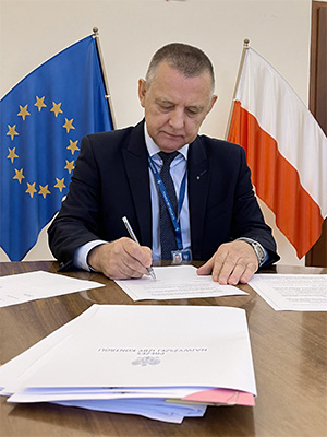 Prezes NIK Marian Banaś podpisuje umowę o prowadzenia audytu INTERPOL-u