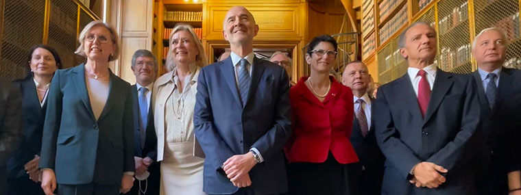 Prezes NIK Marian Banaś na pamiątkowym zdjęciu z uczestnikami spotkania w NOK Francji