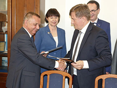 Prezes NIK Marian Banaś i Dziekan Wydziału Prawa i Administracji UW wymieniają podpisane dokumenty.