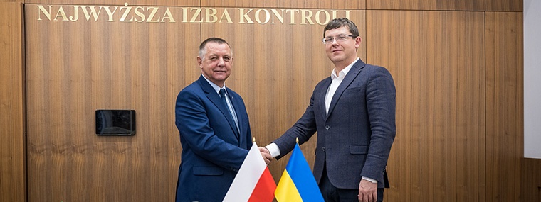 NIK President Marian Banaś shakes hands with Pavel Frolov, a Member of the Verkhovna Rada of Ukraine