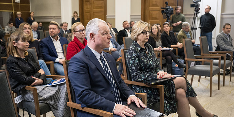 Goście debaty, na pierwszym planie Wiesław Motyka, dyrektor Delegatury NIK w Rzeszowie oraz Małgorzata Motylow, wiceprezes Najwyższej Izby Kontroli