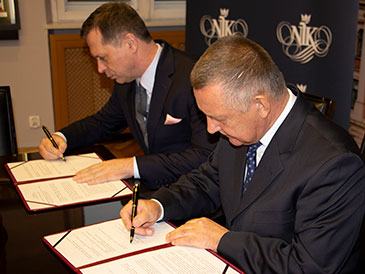 Prezes NIK Marian Banaś i rektor Uniwersytetu Ekonomicznego w Krakowie Stanisław Mazur podpisują porozumienie