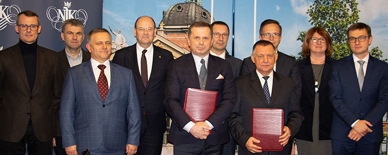 Przedstawiciele NIK i UEK na&nbsp;pamiątkowym zdjęciu