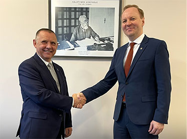 Prezes NIK Marian Banaś wita się z Audytorem Generalnym Litwy, Mindaugasem Macijauskasem