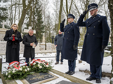 Kierownictwo i warta honorowa NIK przy grobie Józefa Higersbergera