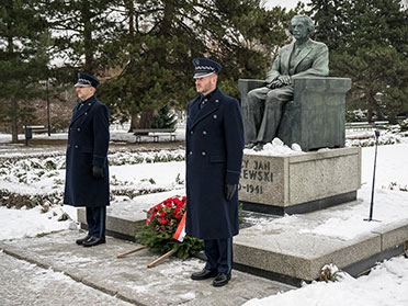 Staż NIK przed pomnikiem Ignacego Jana Paderewskiego