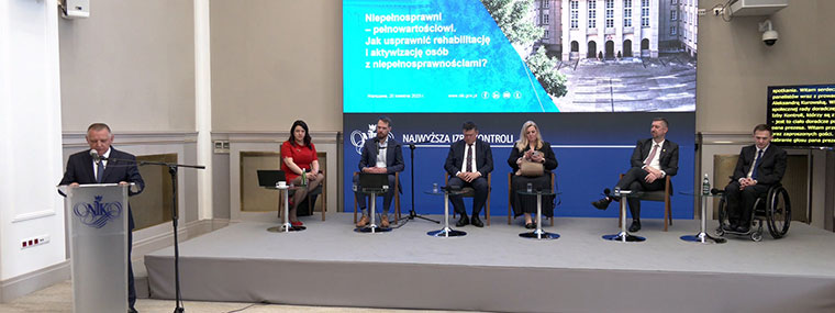 Prezes NIK Marian Banaś wita uczestników debaty