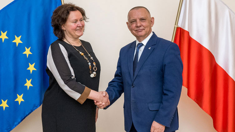 NIK President Marian Banaś and President of the Belgian Court of Audit Hilde François shaking hands