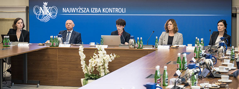 Dyrektor Delegatury NIK w Poznaniu referuje wyniki kontroli, obok Prezes NIK Marian Banaś i inni goście