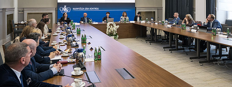 Uczestnicy panelu na sali im. Lecha Kaczyńskiego w siedzibie NIK