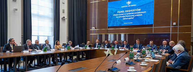 Goście panelu zgromadzeni w sali im. Lecha Kaczyńskiego w siebie NIK