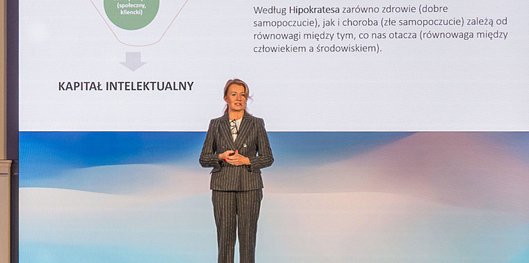 Dr n. ekon. Małgorzata Gałązka-Sobotka w trakcie swojej prezentacji