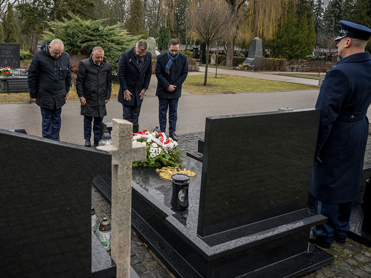 Kierownictwo NIK składa znicze na grobie Aleksander Szczygło