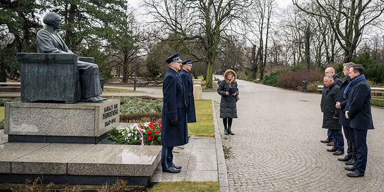Delagacja NIK skałada wieniec przed pomnikiem Ignacego Jana Paderewskiego