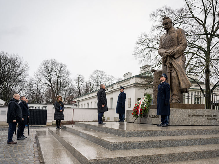 Kierownictwo NIK składa wieniec przed pomnikiem marszałka Józef Piłsudskiego