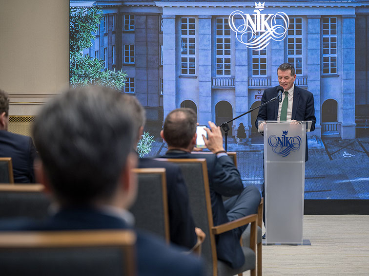 Jeden z gości zabiera głos