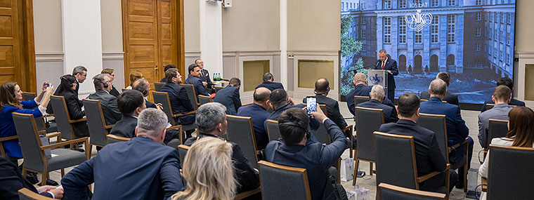 Prezes NIK Marian Banaś przemawia od&nbsp;gości uroczystości rocznicowych NIK