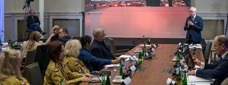 Wiceprezes NIK Jacek Kozłowski dziękuje gościom za udział w panelu