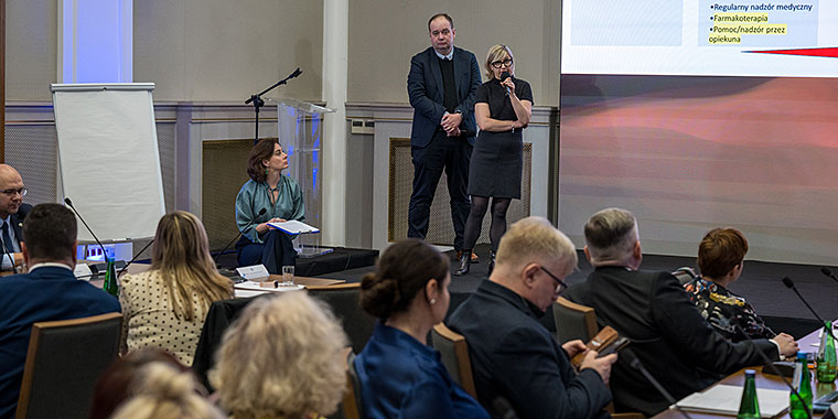 dr hab. n. med. Jerzy Gąsowski i dr hab. n. med. Karolina Piotrowicz w trakcie swojej prezentacji