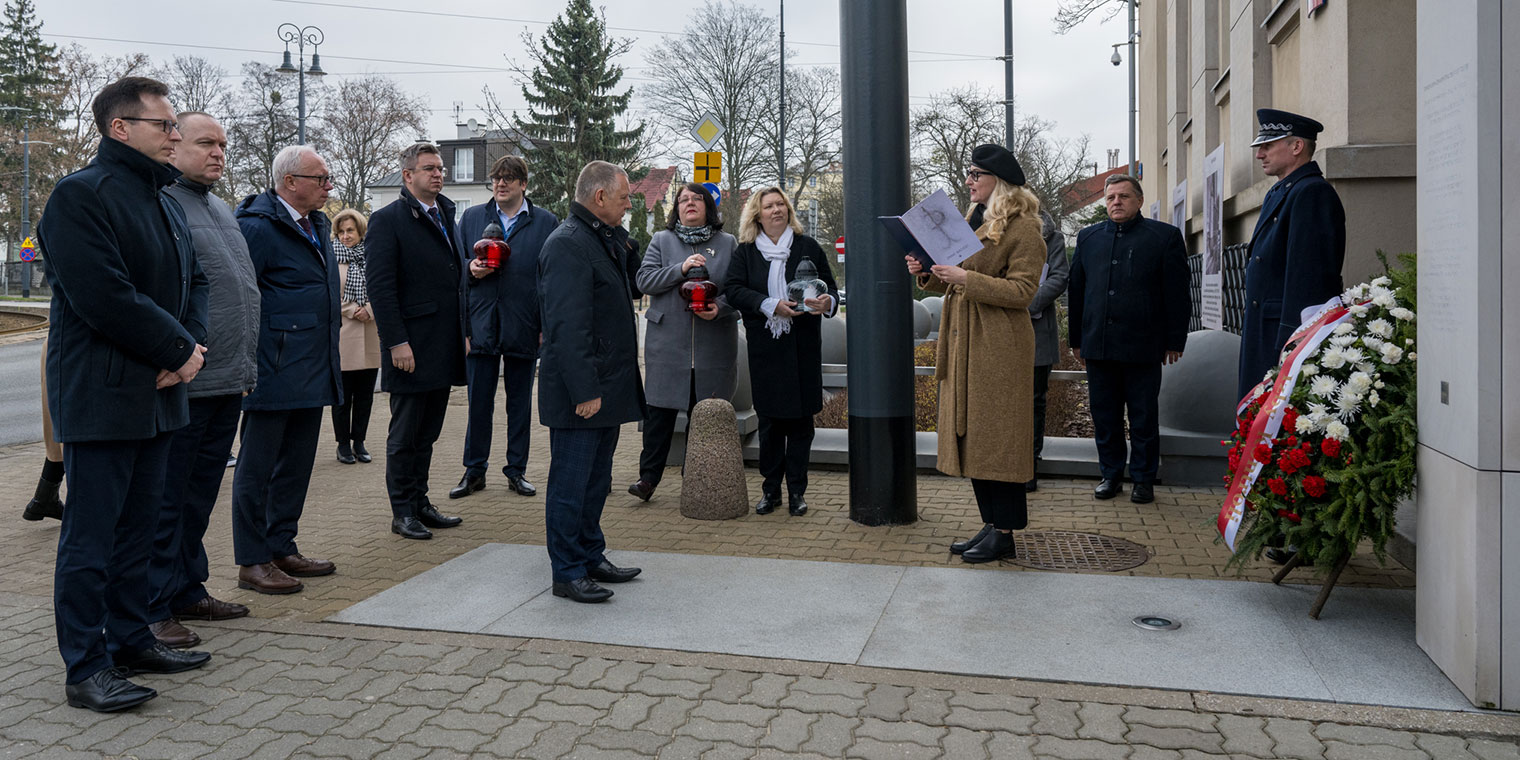 Prezes NIK Marian Banaś i delegacja pracowników składa wieńce przez Znakami Polski Wlczącej na murach siedziby NIK
