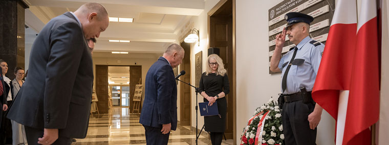 Kierownictwo NIK składa hołd przed przed tablicą pamięci pracowników NIK poległych w trakcie II wojny światowej