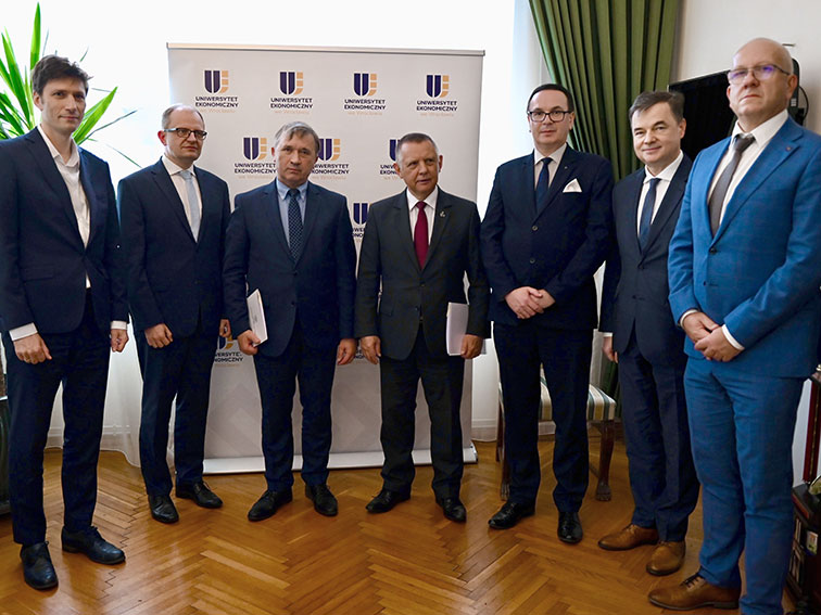 Przedstawiciel NIK i UE we&nbsp;Wrocławiu na&nbsp;pamiątkowym zdjęciu